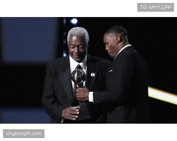 奥斯卡·罗伯特森无球跑动改变防守布局，主导三双节奏