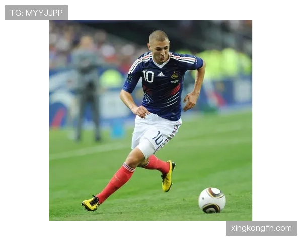 从二前锋到单箭头：本泽马战术角色转型的适应性解析