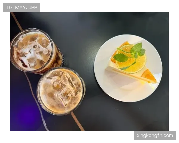 郑钦文居然穿得比我还休闲，打完球直接去咖啡厅点最贵的甜品？